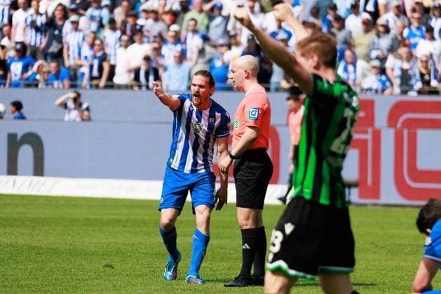 Sebastian Jung (Karlsruher SC, 02) ist enttäuscht enttaeuscht, unzufrieden mit Schiedsrichter Nicolas Winter, ärgert aegert sich, Emotionen, Wut, Trauer GER, Karlsruher SC (KSC) vs. Hannover 96 (H96), Fussball, Maenner, Herren, 2. Bundesliga, 33. Spieltag, Saison 2023 2024, 12.05.2024 DFL DFB REGULATIONS PROHIBIT ANY USE OF PHOTOGRAPHS AS IMAGE SEQUENCES AND OR QUASI-VIDEO GER, Karlsruher SC (KSC) vs. Hannover 96 (H96), Fussball, Maenner, Herren, 2. Bundesliga, 33. Spieltag, Saison 2023 2024, 12.05.2024 Karlsruhe