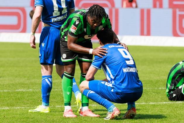 Igor Matanovic (Karlsruher SC, 09) ist enttäuscht enttaeuscht, unzufrieden, ärgert aegert sich, Emotionen, Wut, Trauer, wird von Bright Arrey-Mbi (Hannover 96, 04) getroestet GER, Karlsruher SC (KSC) vs. Hannover 96 (H96), Fussball, Maenner, Herren, 2. Bundesliga, 33. Spieltag, Saison 2023 2024, 12.05.2024 DFL DFB REGULATIONS PROHIBIT ANY USE OF PHOTOGRAPHS AS IMAGE SEQUENCES AND OR QUASI-VIDEO GER, Karlsruher SC (KSC) vs. Hannover 96 (H96), Fussball, Maenner, Herren, 2. Bundesliga, 33. Spieltag, Saison 2023 2024, 12.05.2024 Karlsruhe