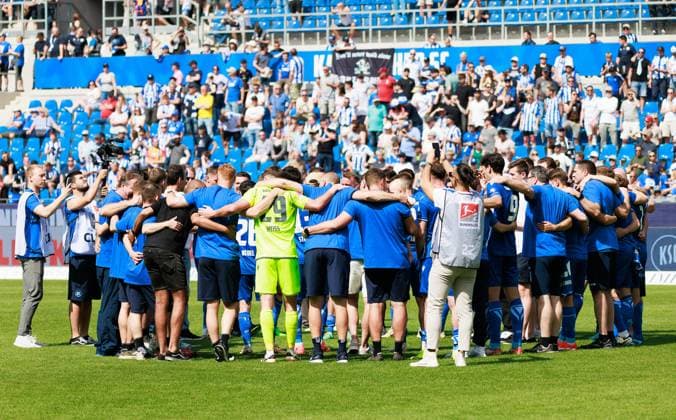 Die Spieler des KSC nach dem Spiel im Kreis GER, Karlsruher SC (KSC) vs. Hannover 96 (H96), Fussball, Maenner, Herren, 2. Bundesliga, 33. Spieltag, Saison 2023 2024, 12.05.2024 DFL DFB REGULATIONS PROHIBIT ANY USE OF PHOTOGRAPHS AS IMAGE SEQUENCES AND OR QUASI-VIDEO GER, Karlsruher SC (KSC) vs. Hannover 96 (H96), Fussball, Maenner, Herren, 2. Bundesliga, 33. Spieltag, Saison 2023 2024, 12.05.2024 Karlsruhe