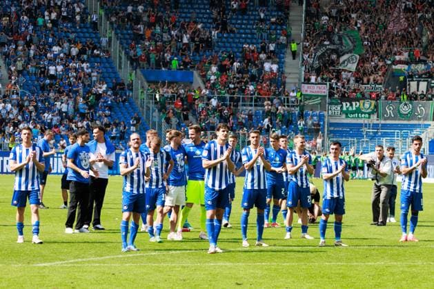 Die Karlsruher Spieler bedanken sich bei den Fans, positive Emotionen GER, Karlsruher SC (KSC) vs. Hannover 96 (H96), Fussball, Maenner, Herren, 2. Bundesliga, 33. Spieltag, Saison 2023 2024, 12.05.2024 DFL DFB REGULATIONS PROHIBIT ANY USE OF PHOTOGRAPHS AS IMAGE SEQUENCES AND OR QUASI-VIDEO GER, Karlsruher SC (KSC) vs. Hannover 96 (H96), Fussball, Maenner, Herren, 2. Bundesliga, 33. Spieltag, Saison 2023 2024, 12.05.2024 Karlsruhe