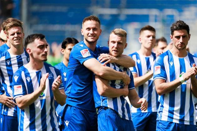 Die Karlsruher Spieler bedanken sich bei den Fans, positive Emotionen GER, Karlsruher SC (KSC) vs. Hannover 96 (H96), Fussball, Maenner, Herren, 2. Bundesliga, 33. Spieltag, Saison 2023 2024, 12.05.2024 DFL DFB REGULATIONS PROHIBIT ANY USE OF PHOTOGRAPHS AS IMAGE SEQUENCES AND OR QUASI-VIDEO GER, Karlsruher SC (KSC) vs. Hannover 96 (H96), Fussball, Maenner, Herren, 2. Bundesliga, 33. Spieltag, Saison 2023 2024, 12.05.2024 Karlsruhe
