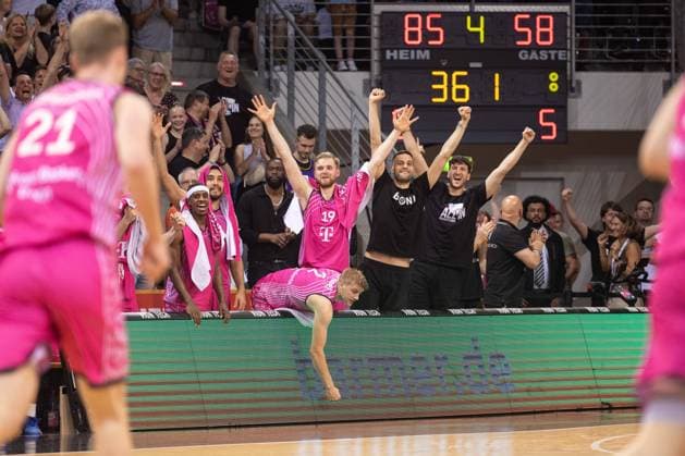 Sport Bilder des Tages Jubel: Telekom Baskets Bonn vs. MHP Riesen Ludwigsburg Foto: Jörn Wolter