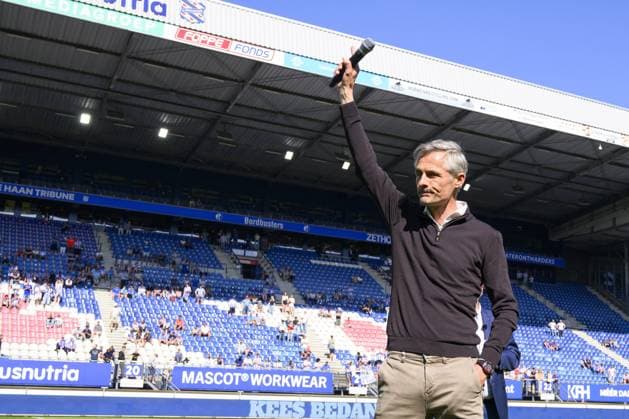 HEERENVEEN - sc Heerenveen coach Kees van Wonderen says goodbye to the sc Heerenveen supporters after the Dutch Eredivisie match between sc Heerenveen and Vitesse Arnhem at the Abe Lenstra Stadium on May 12, 2024 in Heerenveen, the Netherlands. ANP COR LASKER Dutch Eredivisie 2023 2024 xVIxANPxSportx xxANPxIVx 498276780 originalFilename: 498276780.jpg