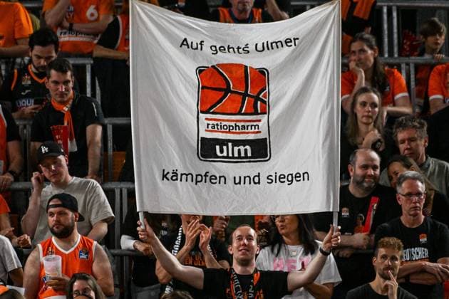 GER, BBL, ratiopharm Ulm vs EWE Baskets Oldenburg 09.05.2024, ratiopharm arena, Neu-Ulm, GER, BBL, ratiopharm Ulm vs EWE Baskets Oldenburg, im Bild Ulmer Fan mit einem Banner Auf gehts Ulmer kaempfen und siegen