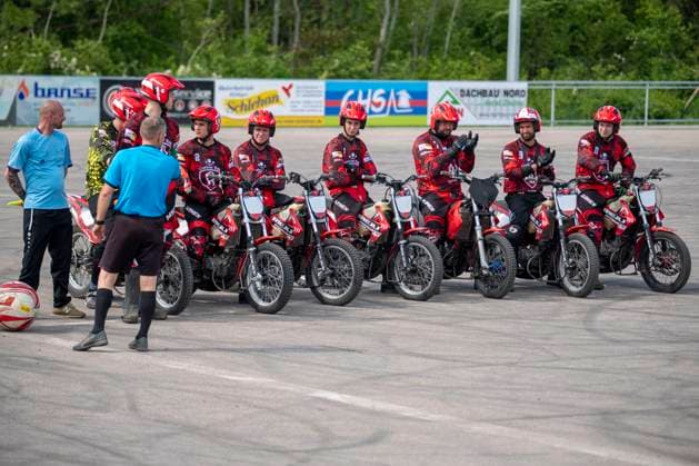 Halle, Deutschland 13. April 2024: Motoball Bundesliga Nord - 2023 2024 - 1.MBC 70 90 Halle Neustadt vs. MSC Jarmen Die Mannschaft von Jarmen nimmt Aufstellung Motoball Stadion Sachsen-Anhalt