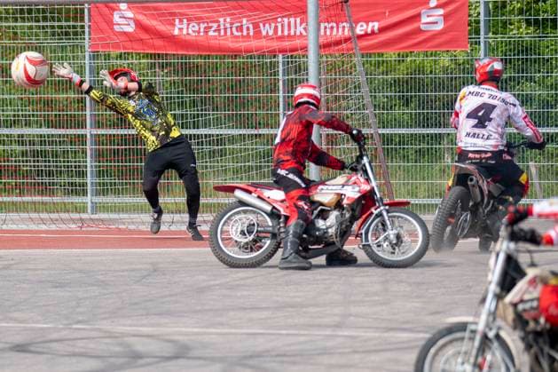 Halle, Deutschland 13. April 2024: Motoball Bundesliga Nord - 2023 2024 - 1.MBC 70 90 Halle Neustadt vs. MSC Jarmen v.li.Torwart John Renner (Jarmen) Motoball Stadion Sachsen-Anhalt