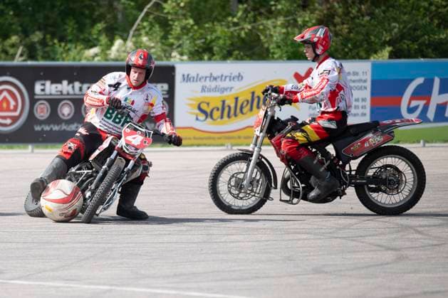 Halle, Deutschland 13. April 2024: Motoball Bundesliga Nord - 2023 2024 - 1.MBC 70 90 Halle Neustadt vs. MSC Jarmen v.li.Marc Wochatz (Halle) und Benjamin Walther (Halle) Motoball Stadion Sachsen-Anhalt