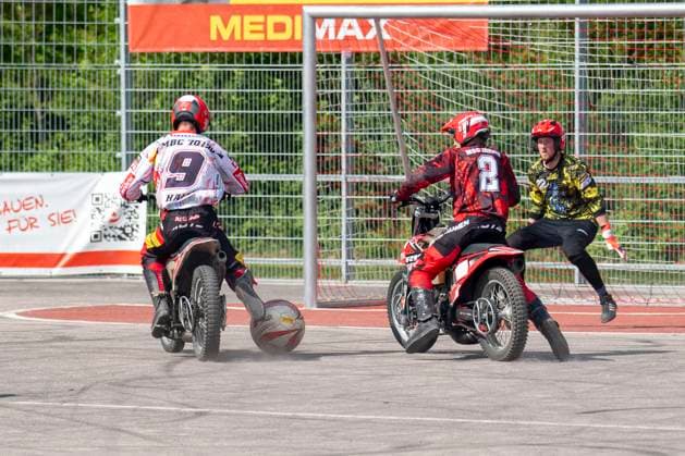Halle, Deutschland 13. April 2024: Motoball Bundesliga Nord - 2023 2024 - 1.MBC 70 90 Halle Neustadt vs. MSC Jarmen v.li.Benjamin Walther (Halle), Til Schumann (Jarmen) und Torwart John Renner (Jarmen) Motoball Stadion Sachsen-Anhalt