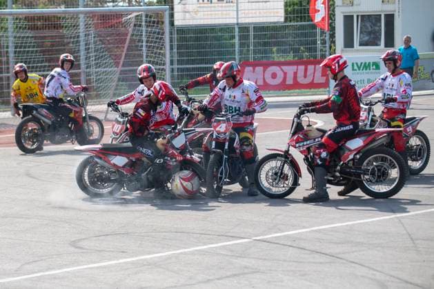 Halle, Deutschland 13. April 2024: Motoball Bundesliga Nord - 2023 2024 - 1.MBC 70 90 Halle Neustadt vs. MSC Jarmen v. li. im Zweikampf Miguel Gomez (Jarmen),Enroco Wochatz (Halle),Til Schumann (Jarmen) und Hardy Kick (Jarmen) Motoball Stadion Sachsen-Anhalt