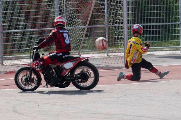 Halle, Deutschland 13. April 2024: Motoball Bundesliga Nord - 2023 2024 - 1.MBC 70 90 Halle Neustadt vs. MSC Jarmen v.li.Robert Vaegler (Jarmen) macht das Tor zum 1:0 und Torhueter Michael Quente (Halle) Motoball Stadion Sachsen-Anhalt