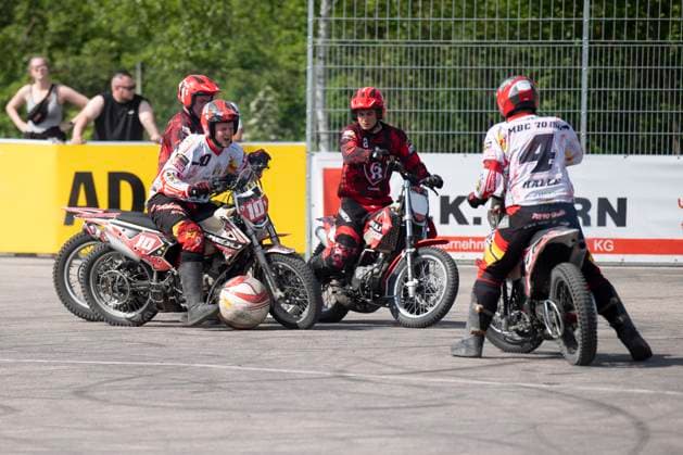 Halle, Deutschland 13. April 2024: Motoball Bundesliga Nord - 2023 2024 - 1.MBC 70 90 Halle Neustadt vs. MSC Jarmen v.li.Enroco Wochatz (Halle),Til Schumann (Jarmen) und Marc Wochatz (Halle) Motoball Stadion Sachsen-Anhalt
