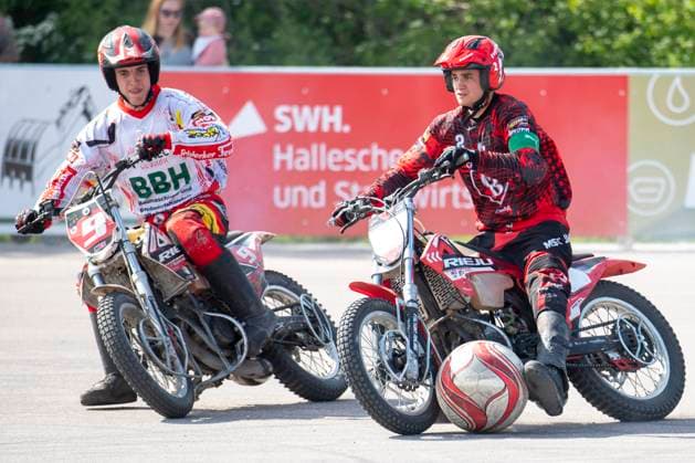 Halle, Deutschland 13. April 2024: Motoball Bundesliga Nord - 2023 2024 - 1.MBC 70 90 Halle Neustadt vs. MSC Jarmen v.li.Benjamin Walther (Halle) und Til Schumann (Jarmen) Motoball Stadion Sachsen-Anhalt