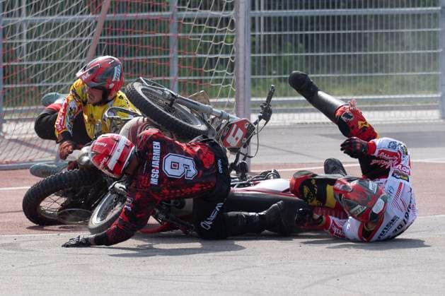 Halle, Deutschland 13. April 2024: Motoball Bundesliga Nord - 2023 2024 - 1.MBC 70 90 Halle Neustadt vs. MSC Jarmen v.li.Torhueter Michael Quente (Halle),Miguel Gomez (Jarmen) und Benjamin Walther (Halle) Motoball Stadion Sachsen-Anhalt