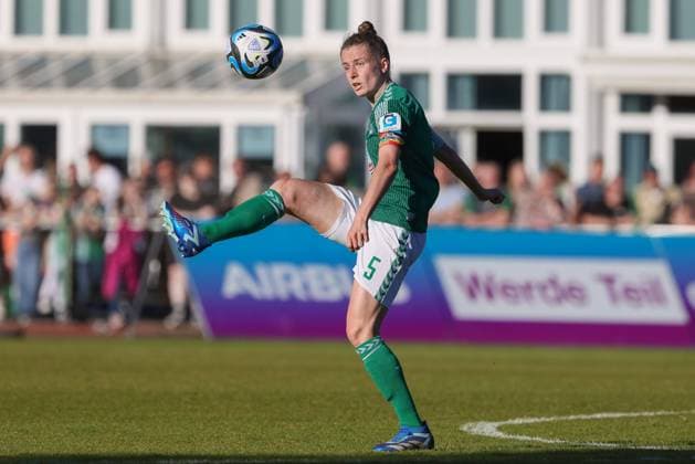 v.li.: Michelle Ulbrich (SV Werder Bremen, 5) am Ball, Freisteller, Einzelbild, Ganzkörper, Aktion, Action, Spielszene, DIE DFB-RICHTLINIEN UNTERSAGEN JEGLICHE NUTZUNG VON FOTOS ALS SEQUENZBILDER UND ODER VIDEOÄHNLICHE FOTOSTRECKEN. DFB REGULATIONS PROHIBIT ANY USE OF PHOTOGRAPHS AS IMAGE SEQUENCES AND OR QUASI-VIDEO., 12.05.2024, Bremen (Deutschland), Fussball, Google Pixel Frauen-Bundesliga, SV Werder Bremen - VfL Wolfsburg
