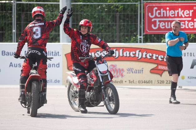 Halle, Deutschland 13. April 2024: Motoball Bundesliga Nord - 2023 2024 - 1.MBC 70 90 Halle Neustadt vs. MSC Jarmen v.li.Robert Vaegler (Jarmen) und Til Schumann (Jarmen) Motoball Stadion Sachsen-Anhalt