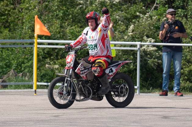 Halle, Deutschland 13. April 2024: Motoball Bundesliga Nord - 2023 2024 - 1.MBC 70 90 Halle Neustadt vs. MSC Jarmen Enroco Wochatz (Halle)jubelt nach seinem Tor zum 2:2 Motoball Stadion Sachsen-Anhalt