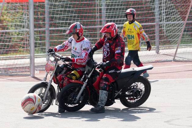 Halle, Deutschland 13. April 2024: Motoball Bundesliga Nord - 2023 2024 - 1.MBC 70 90 Halle Neustadt vs. MSC Jarmen v. li. im Zweikampf Franz Johann Broemme (Halle) und Michael Kühnel Kuehnel (Jarmen) Motoball Stadion Sachsen-Anhalt