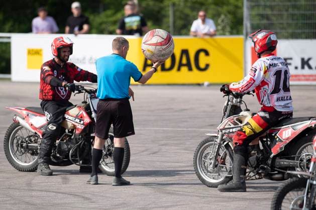Halle, Deutschland 13. April 2024: Motoball Bundesliga Nord - 2023 2024 - 1.MBC 70 90 Halle Neustadt vs. MSC Jarmen v.li.Miguel Gomez (Jarmen) und Enroco Wochatz (Halle) Motoball Stadion Sachsen-Anhalt