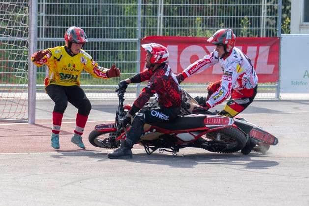 Halle, Deutschland 13. April 2024: Motoball Bundesliga Nord - 2023 2024 - 1.MBC 70 90 Halle Neustadt vs. MSC Jarmen v.li.Torhueter Michael Quente (Halle),Miguel Gomez (Jarmen) und Benjamin Walther (Halle) Motoball Stadion Sachsen-Anhalt
