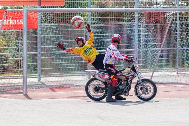 Halle, Deutschland 13. April 2024: Motoball Bundesliga Nord - 2023 2024 - 1.MBC 70 90 Halle Neustadt vs. MSC Jarmen v.li.Torhueter Michael Quente (Halle) und Benjamin Walther (Halle) Motoball Stadion Sachsen-Anhalt