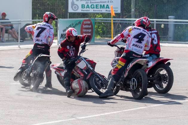 Halle, Deutschland 13. April 2024: Motoball Bundesliga Nord - 2023 2024 - 1.MBC 70 90 Halle Neustadt vs. MSC Jarmen v. li. im Zweikampf Franz Johann Broemme (Halle),Miguel Gomez (Jarmen),Marc Wochatz (Halle) und Robert Vaegler (Jarmen) Motoball Stadion Sachsen-Anhalt