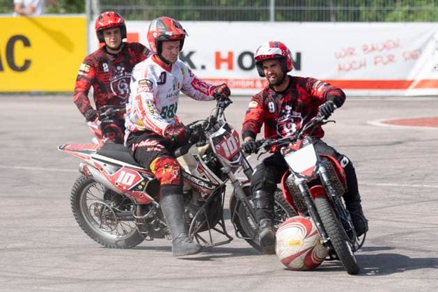 Halle, Deutschland 13. April 2024: Motoball Bundesliga Nord - 2023 2024 - 1.MBC 70 90 Halle Neustadt vs. MSC Jarmen v. li. im Zweikampf Enroco Wochatz (Halle) und Miguel Gomez (Jarmen) Motoball Stadion Sachsen-Anhalt