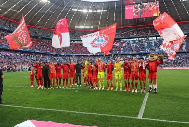 München, Deutschland 12. Mai 2024: Fussball, Herren, Bundesliga, Saison 2023 2024, FC Bayern München - VFL Wolfsburg, Allianz Arena Die Mannschaft des FC Bayern München nach Spielende vor der Südkurve bei den Fans, Feiern DFB, DFL regulations prohibit any use of photographs as image sequences and or quasi-video *** Munich, Germany 12 May 2024 Football, Men, Bundesliga, Season 2023 2024, FC Bayern Munich VFL Wolfsburg, Allianz Arena The FC Bayern Munich team after the end of the match in front of the south curve with the fans, celebrations DFB, DFL regulations prohibit any use of photographs as image sequences and or quasi video