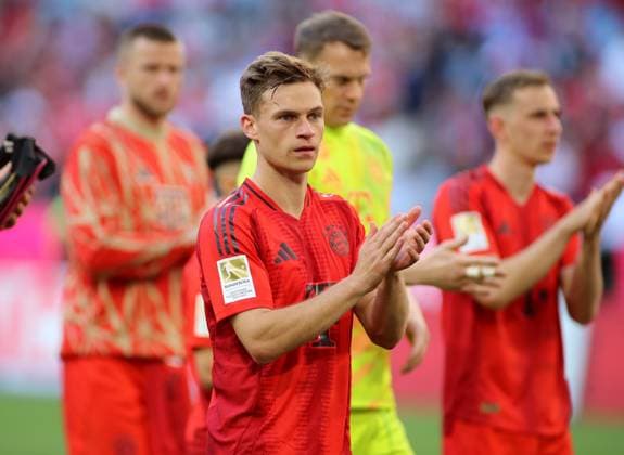 München, Deutschland 12. Mai 2024: Fussball, Herren, Bundesliga, Saison 2023 2024, FC Bayern München - VFL Wolfsburg, Allianz Arena Joshua Kimmich (FC Bayern München) Applaus, kaltschen nach dem Spiel vor der Südkurve DFB, DFL regulations prohibit any use of photographs as image sequences and or quasi-video