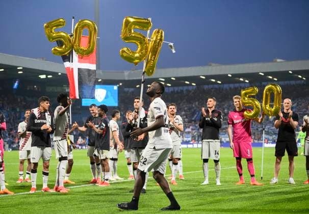 Sport Themen der Woche KW19 Sport Bilder des Tages Schlussjubel LEV, die Spieler feiern mit der Zahl 50 als Ballon (fuer 50 Spiele gewonnen), vorne Victor BONIFACE (LEV) Fussball 1. Bundesliga, 33.Spieltag, VfL Bochum (BO) - Bayer 04 Leverkusen (LEV), am 12.05.2024 in Bochum Deutschland. DFL regulations prohibit any use of photographs as image sequences and or quasi-video Â *** Final cheer LEV, the players celebrate with the number 50 as a balloon for 50 games won , in front Victor BONIFACE LEV Soccer 1 Bundesliga, 33 Matchday, VfL Bochum BO Bayer 04 Leverkusen LEV , on 12 05 2024 in Bochum Germany DFL regulations prohibit any use of photographs as image sequences and or quasi video Â