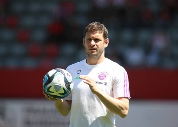 München, Deutschland 12. Mai 2024: Fussball, FRAUEN, GOOGLE PIXEL FRAUEN-BUNDESLIGA, Saison 2023 2024, FC Bayern München - 1. FC Nürnberg, Campus Moritz, Volz, Co-Trainer (FC Bayern München) mit einem Ball in der Hand