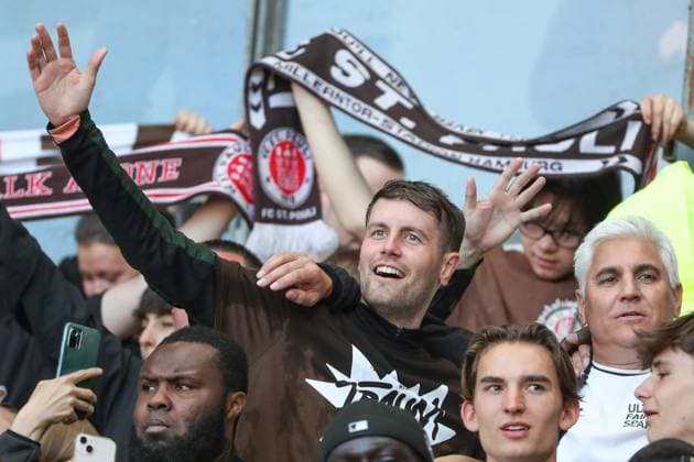 2. Bundesliga - FC St. Pauli - VfL Osnabrück am 12.05.2024 im Millerntor-Stadion in Hamburg Trainer Fabian Hürzeler Huerzeler Hurzeler (St. Pauli) jubelt und freut sich über den Aufstieg *** 2 Bundesliga FC St Pauli VfL Osnabrück on 12 05 2024 at the Millerntor Stadium in Hamburg Coach Fabian Hürzeler Huerzeler Hurzeler St Pauli cheers and is happy about the promotion MH