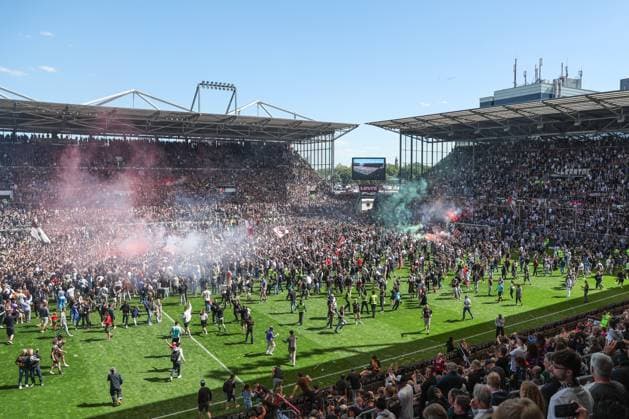 2. Bundesliga - FC St. Pauli - VfL Osnabrück am 12.05.2024 im Millerntor-Stadion in Hamburg Die Fans des FC St. Pauli stürmen zum Aufstieg den Platz und zünden Pyrotechnik *** 2 Bundesliga FC St Pauli VfL Osnabrück on 12 05 2024 at the Millerntor Stadium in Hamburg The fans of FC St Pauli storm the pitch to celebrate promotion and set off pyrotechnics MH