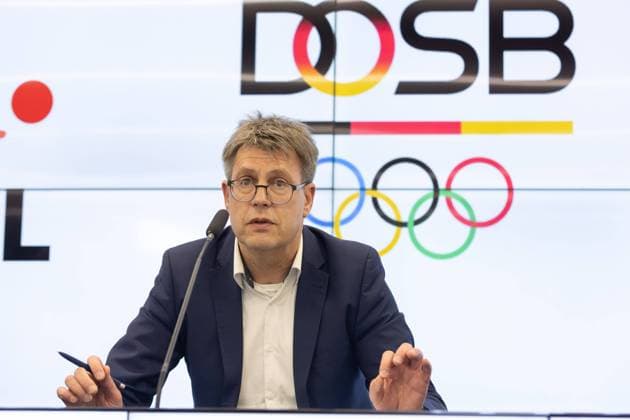 Gemeinsame Pressekonferenz von DFB, DOSB und DFL Thomas Weikert (Präsident Deutscher Olympischer Sportbund) spricht während der Pressekonferenz. Pressekonferenz Geschlossen gegen den Hass im Netz am 13. Mai 2024 in Frankfurt am Main., Frankfurt am Main Hessen Deutschland DFB-Campus