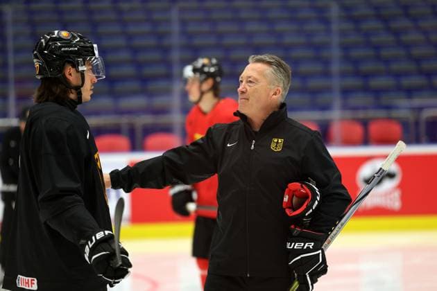 Daniel Fischbuch 77 und Bundestrainer Harold Kreis, Training, Arena Ostrava, IIHF Eishockey- Weltmeisterschaft 13.05.2024, Tschechien, Deutsche Nationalmannschaft *** Daniel Fischbuch 77 and national coach Harold Kreis, training, Arena Ostrava, IIHF Ice Hockey World Championship 13 05 2024, Czech Republic, German national team