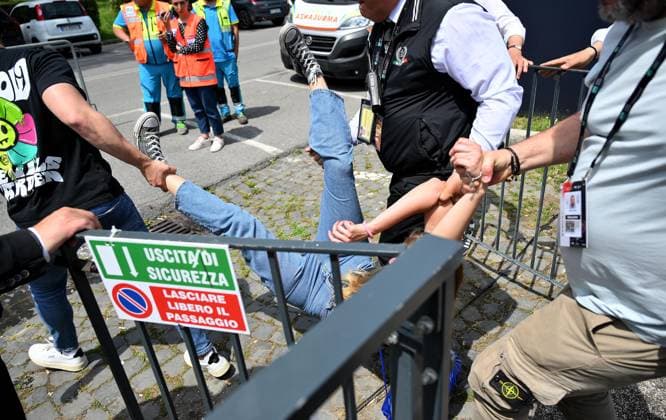 Sport Bilder des Tages May 13, 2024, Rome, Italy: Ambientalisti di Fondo Riparazione circondati dalla polizia mentre vengono allontanati dal campo Pietrangeli, dove era in corso la partita tra Keys e Cirstea agli Internazionali di tennis, al Foro Italico, che e stata interrotta dalla loro azione di protesta, Roma, 13 maggio 2024. ANSA ETTORE FERRARI Environmentalists, of Fondo Riparazione (Repairing Fund) movement, being taken away from Pietrangeli field by the police after their protest with which they interrupted the match between Keys and Cirstea at the Italian Open tennis tournament, at the Foro Italico, Rome, Italy, 13 May 2024. ANSA ETTORE FERRARI Internazionali: vernice sul campo da ambientalisti, stop a match  - ZUMAa110 20240513_zaf_a110_011 Copyright: xEttorexFerrarix