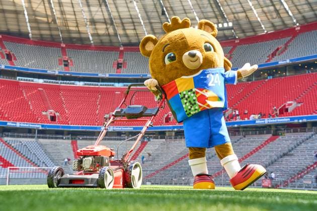 Sport Bilder des Tages Munich, Bavaria, Germany - May 13, 2024: The mascot of UEFA EURO, EM, Europameisterschaft,Fussball 2024, a teddy bear called Albärt. Mascot of the European Championship, EM, Europameisterschaft symbolically mows the lawn of the Allianzarena pitch in Munich