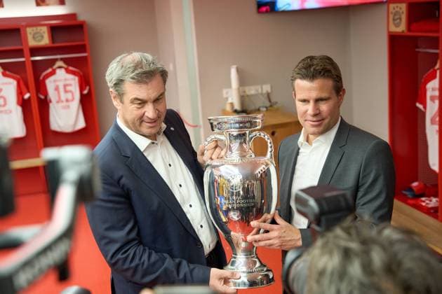 Sport Themen der Woche KW21 Sport Bilder des Tages Munich, Bavaria, Germany - 13 May 2024: Prime Minister Dr. Markus Söder (CSU) holds the Henri Delaunay Cup of UEFA EURO, EM, Europameisterschaft,Fussball 2024 together with FIFA referee Felix Brych in the Bayern booth *** Ministerpräsident Dr. Markus Söder (CSU) hält zusammen mit FIFA Schiedsrichter Felix Brych den Henri-Delaunay-Pokal der UEFA EURO 2024 in der Bayern Kabine