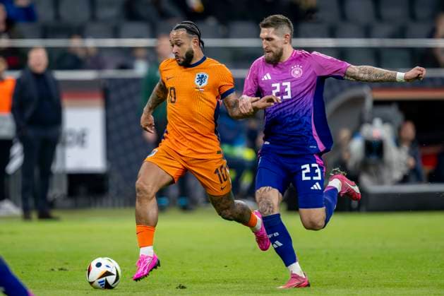 Fußball: Nationalmannschaft, Saison 2023 2024, Länderspiel Deutschland - Niederlande am 26.03.24 in der Deutsche Bank Park in Frankfurt (Hessen). Memphis Depay ( Niederlande ) (l.) und Deutschlands Robert Andrich kämpfen um den Ball. DFB REGULATIONS PROHIBIT ANY USE OF PHOTOGRAPHS AS IMAGE SEQUENCES AND OR QUASI-VIDEO Copyright: xKirchner DavidxInderliedx