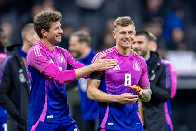 Fußball: Nationalmannschaft, Saison 2023 2024, Länderspiel Deutschland - Niederlande am 26.03.24 in der Deutsche Bank Park in Frankfurt (Hessen). Deutschlands Thomas Müller (l.) scherzt mit Toni Kroos. DFB REGULATIONS PROHIBIT ANY USE OF PHOTOGRAPHS AS IMAGE SEQUENCES AND OR QUASI-VIDEO Copyright: xKirchner DavidxInderliedx