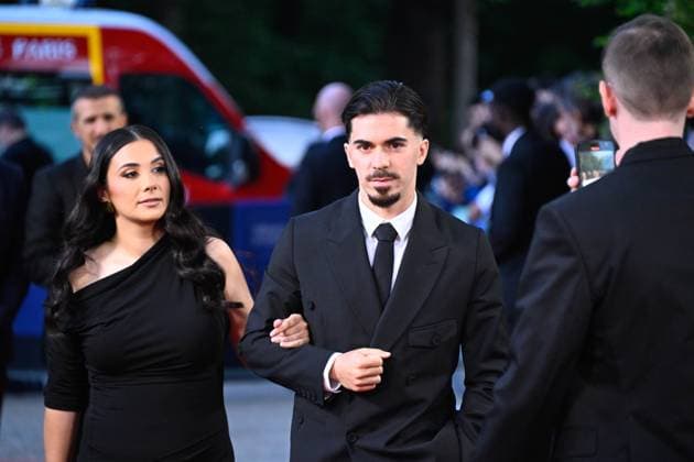 Vitinha Vitor Machado ( PSG ) and his wifeattend the UNFP Trophy Awards 2024 at Pavillon d Armenonville on May 13, 2024 in Paris, France. ( Photo by federico pestellini panoramic ) - FOOTBALL : Tapis rouge des Trophees UNFP - Paris - 13 05 2024 FedericoPestellini Panoramic 