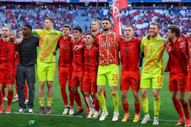 Konrad Laimer 27 (FC Bayern Muenchen), Bouna Sarr 20 (FC Bayern Muenchen), Manuel Neuer 1 (FC Bayern Muenchen), Matteo Perez Vinlöf 41 (FC Bayern Muenchen), Bryan Zaragoza 17 (FC Bayern Muenchen), Sven Ulreich 26 (FC Bayern Muenchen), Lovro Zvonarek 34 (FC Bayern Muenchen), Daniel Peretz 18 (FC Bayern Muenchen), Thomas Mueller 25 (FC Bayern Muenchen) bei den Fans nach Spielende, FC Bayern Muenchen vs. VfL Wolfsburg, Fussball, 1. Bundesliga, 33. Spieltag, 12.05.2024 DFB regulations prohibit any use of photographs as image sequences and or quasi-video Muenchen Bayern Deutschland