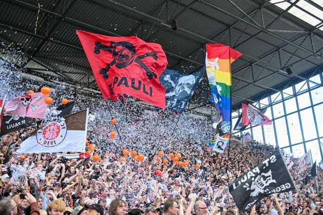 Fußball - 2. Bundesliga - FC St. Pauli - VfL Osnabrück am 12.05.2024 im Millerntor-Stadion in Hamburg Fans des FC St. Pauli *** Soccer 2 Bundesliga FC St Pauli VfL Osnabrück on 12 05 2024 at the Millerntor Stadium in Hamburg Fans of FC St Pauli MT