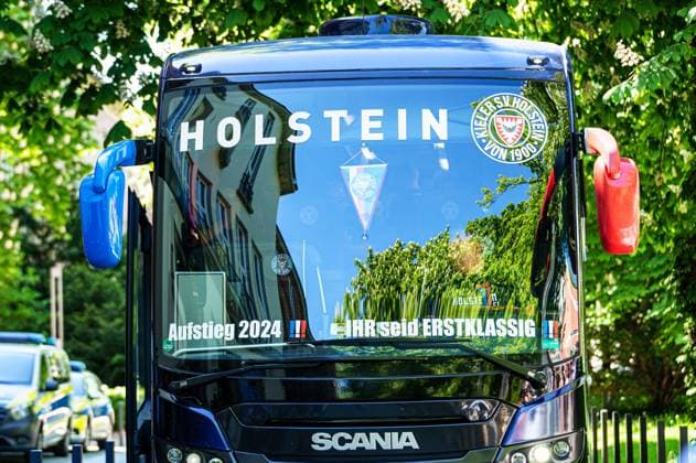 Bus Holstein Kiel GER, Empfang Holstein Kiel im Landtag Schleswig-Holstein durch Ministerpraesident Daniel Guenther, 14.05.2024 GER, Empfang Holstein Kiel im Landtag Schleswig-Holstein durch Ministerpraesident Daniel Guenther, 14.05.2024 Kiel *** Bus Holstein Kiel GER, Reception Holstein Kiel in the state parliament of Schleswig Holstein by State Premier Daniel Guenther, 14 05 2024 GER, Reception Holstein Kiel in the state parliament of Schleswig Holstein by State Premier Daniel Guenther, 14 05 2024 Kiel Copyright: xEibner-Pressefoto MarcelxvonxFehrnx EP_MFN