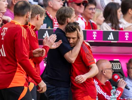 12.05.2024, Fussball 1. Bundesliga 2023 2024, 33.Spieltag, FC Bayern München - VfL Wolfsburg, in der Allianz-Arena München. Bryan Zaragoza (FC Bayern München) wird bei seiner Auswechslung von Sportdirektor Christoph Freund (Bayern München) umarmt