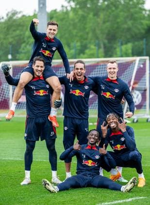 Gruppenfoto, Christoph Baumgartner, Janis Blaswich, Yussuf Poulsen, Lukas Klostermann, Amadou Haidara, Mohamed Simakan. Fussball 1. Bundesliga, RB Leipzig - oeffentliches Training. 07. Mai 2024: Leipzig, Trainingszentrum am Cottaweg. RB Leipzig - Training