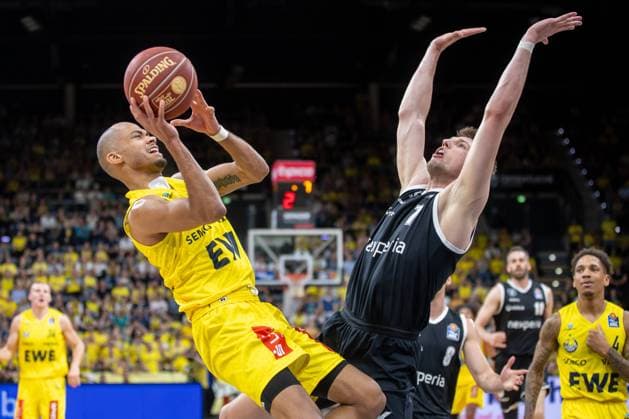 Sport Themen der Woche KW21 Sport Bilder des Tages Oldenburg, Niedersachsen, DEU, 14.05.2024, Geno Crandall (links, EWE Baskets Oldenburg) und Lukas Meisner (rechts, Veolia Towers Hamburg). EWE Baskets Oldenburg vs. Veolia Towers Hamburg. 1. Basketball-Bundesliga Saison 2023 2024, Play-Ins, Grosse EWE Arena. EWE Baskets Oldenburg vs. Veolia Towers Hamburg *** Oldenburg, Lower Saxony, DEU, 14 05 2024, Geno Crandall left, EWE Baskets Oldenburg and Lukas Meisner right, Veolia Towers Hamburg EWE Baskets Oldenburg vs Veolia Towers Hamburg 1 Basketball Bundesliga Season 2023 2024, Play Ins, Grosse EWE Arena EWE Baskets Oldenburg vs Veolia Towers Hamburg www.andreas-burmann.de