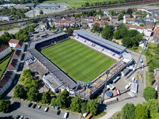 Stadion Bremer Brücke in Osnabrück Das Dach der Ostkurve wird am Stadion der Bremer Brücke am 14.05.2024 abgebaut.