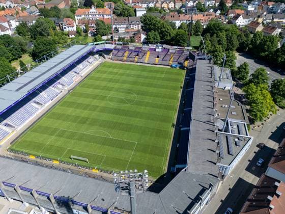 Stadion Bremer Brücke in Osnabrück Das Dach der Ostkurve wird am Stadion der Bremer Brücke am 14.05.2024 abgebaut.
