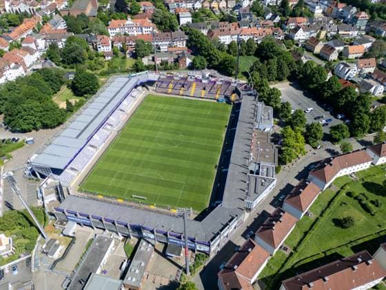 Stadion Bremer Brücke in Osnabrück Das Dach der Ostkurve wird am Stadion der Bremer Brücke am 14.05.2024 abgebaut.