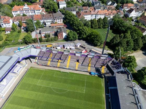 Stadion Bremer Brücke in Osnabrück Das Dach der Ostkurve wird am Stadion der Bremer Brücke am 14.05.2024 abgebaut.